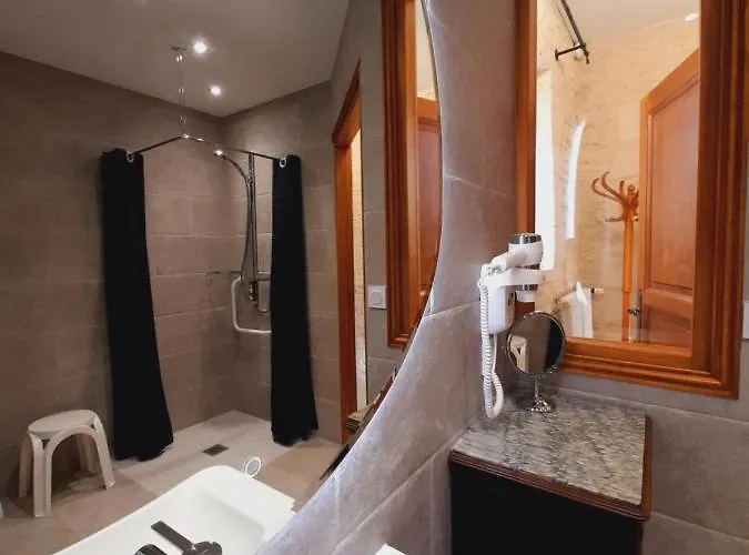 Junior Triple Pmr Résidentielle Avec Cuisine Au Manoir De Mathan à 5mn D'arromanches Et 10 Mn De Bayeux 3*